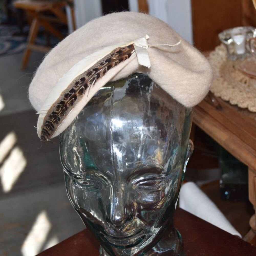 Vintage 1940s Ivory Felt Tilt Hat Feather Trim Asymmetric Brim Size 22 Medium